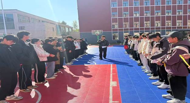 图片包含 建筑, 人, 男人, 一群 AI 生成的内容可能不正确。