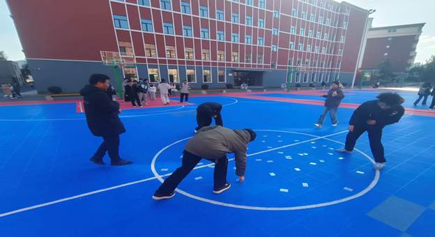 一群人在踢足球 AI 生成的内容可能不正确。