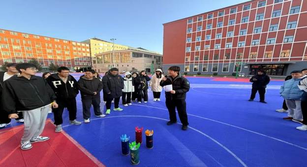 一群人站在建筑前面 AI 生成的内容可能不正确。